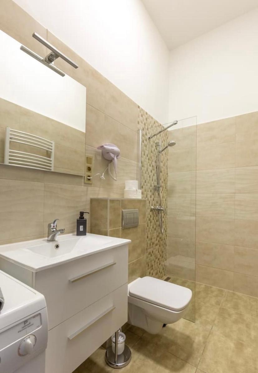 Mosaic Manor Apartament *